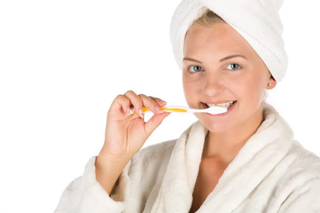 Mujer cepillándose los dientes